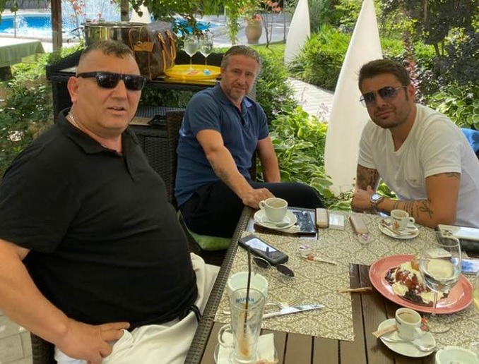 Șoc în lumea interlopă: prietenul lui Adi Mutu a fost împușcat în cap de un rival! Morcov l-a „executat” pe Nuredin Beinur în fața unui restaurant, după ce acesta îl înjurase