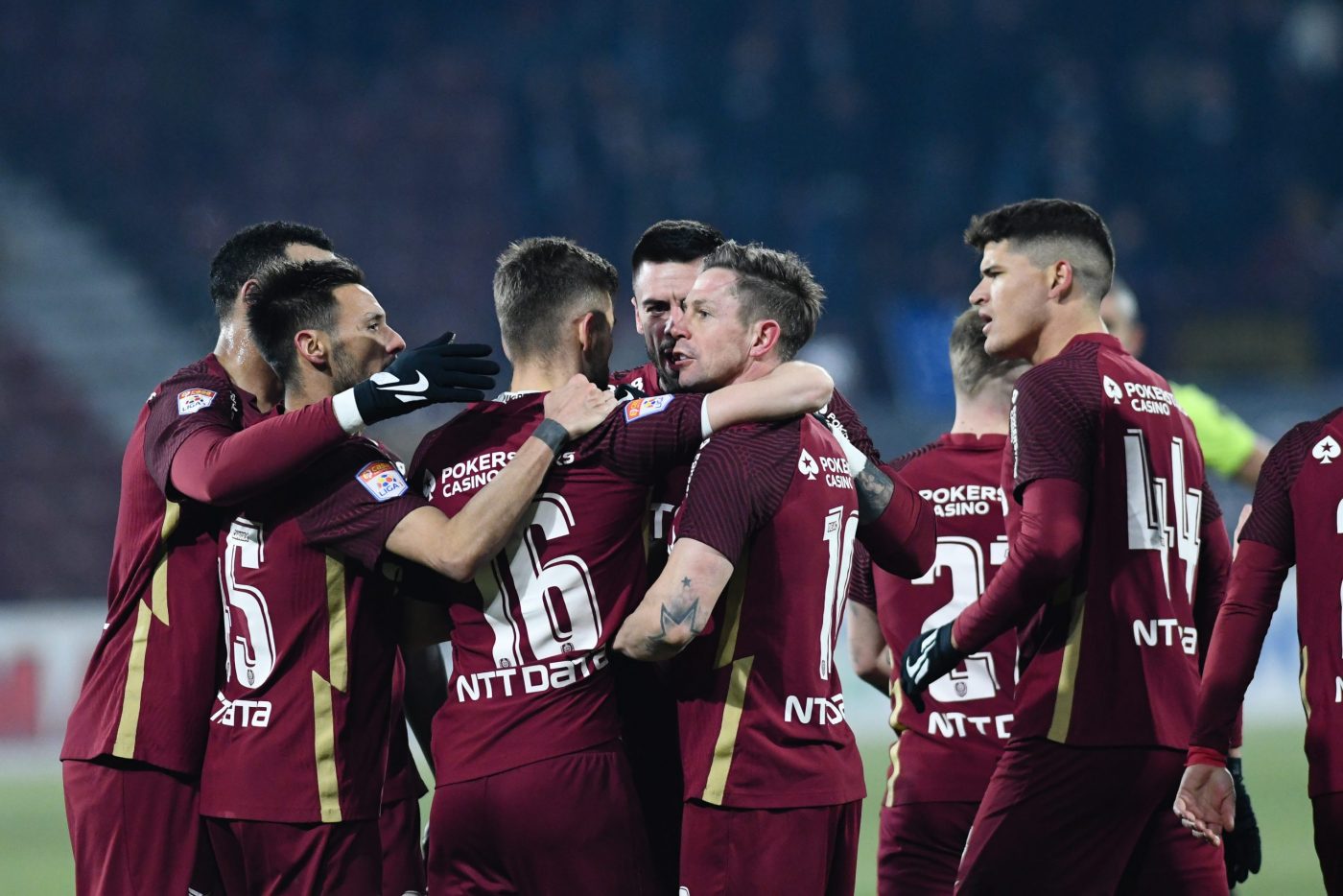 ANALIZĂ | CFR Cluj, cu rezervele, spre titlu. Schimbările i-au adus 7 puncte lui Dan Petrescu, în 2022. Cine are cea mai bună rezervă și cea mai scumpă bancă, din Liga 1
