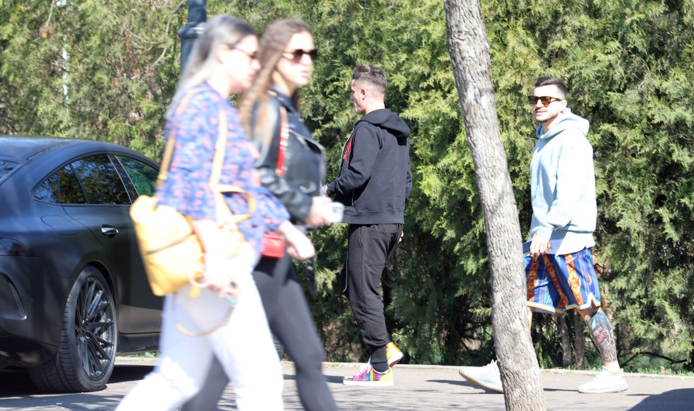 Băieți, fața la joc! Dacă așa ar arăta salvarea de la retrogradare, Dinamo sigur n-ar avea emoții! Stelu Filip și Cosmin Matei, surprinși cu ochii după femei! FOTO EXCLUSIV