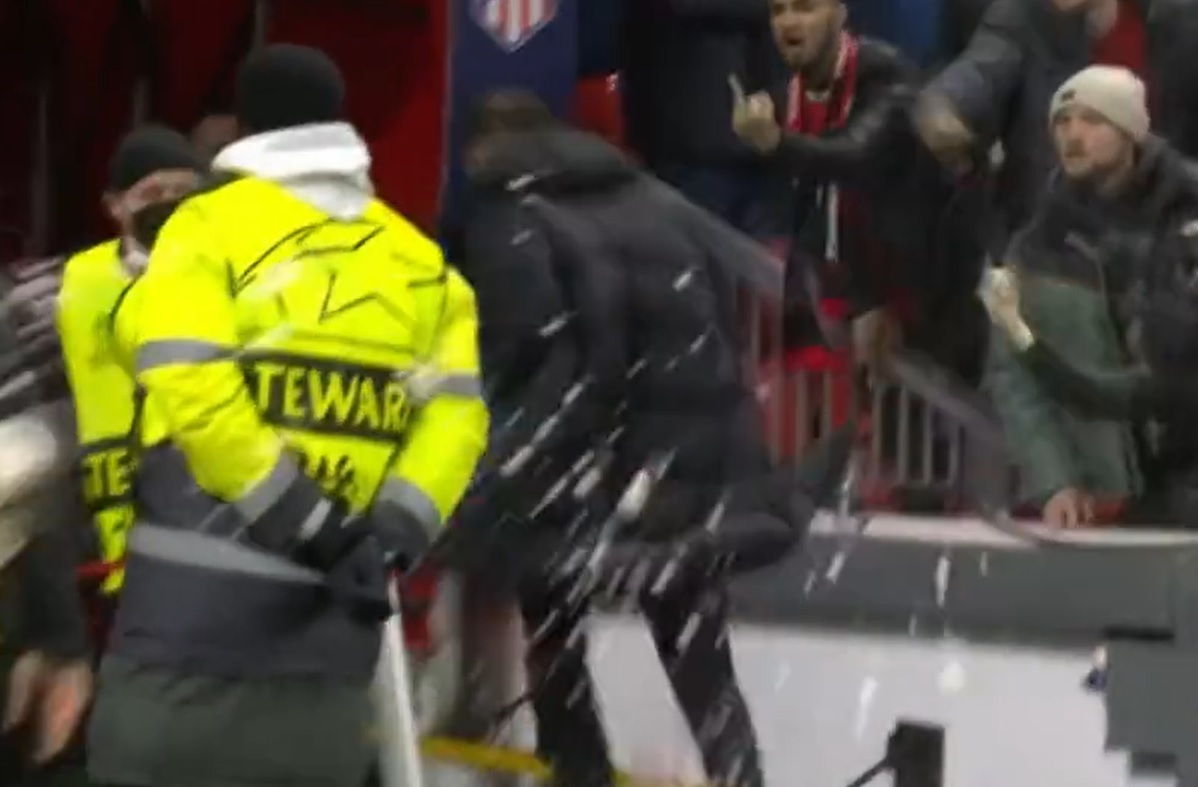 Diego Simeone, luat la țintă de fanii lui Manchester United! A driblat paharele de bere la ieșirea din teren | VIDEO