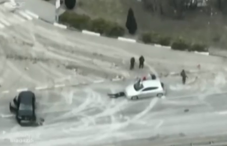 Terifiant! Imaginile care vor indigna o lume întreagă! Soldații ruși execută în plină stradă un civil ucrainean, care ridicase mâinile în aer! Nu știau că e totul filmat de drone: unde au vrut să îi ascundă apoi cadavrul | VIDEO