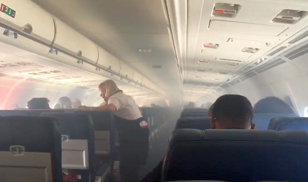 Clipe de groază pentru „tricolori” în avionul de întoarcere de la Amsterdam! „Era fum peste tot, personalul aeronavei a intrat în panică” | EXCLUSIV