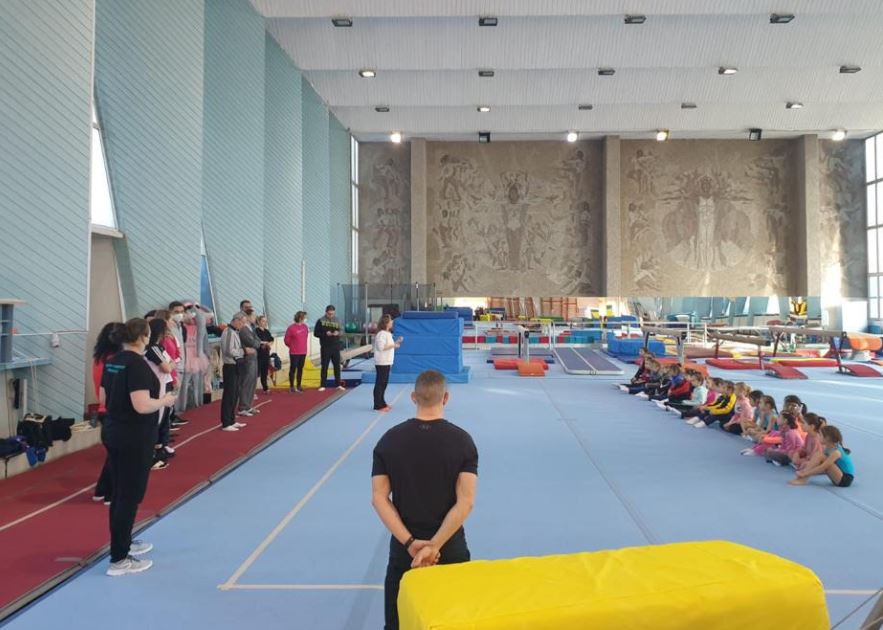 Premieră în gimnastica artistică din România! A avut loc un curs interactiv pentru Junioarele de 9 și 10 ani, în care micuțele sportive au avut posibilitatea să lucreze cu experții Federației Române de Gimnastică