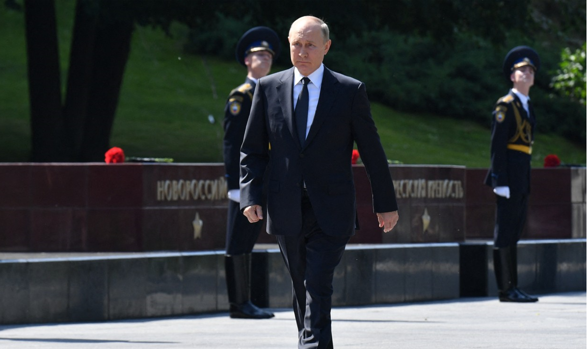 De ce își ține întotdeauna Vladimir Putin brațul drept lipit de corp atunci când merge! Multă vreme s-a speculat că e grav bolnav și că are Parkinson, dar acum s-a aflat secretul președintelui Rusiei! | VIDEO