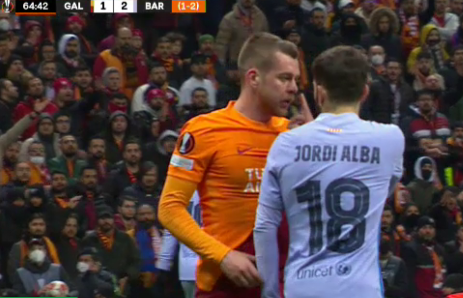 Alexandru Cicâldău s-a certat cu Jordi Alba în timpul meciului Galatasaray – FC Barcelona! Românul, enervat la culme de o decizie a arbitrului