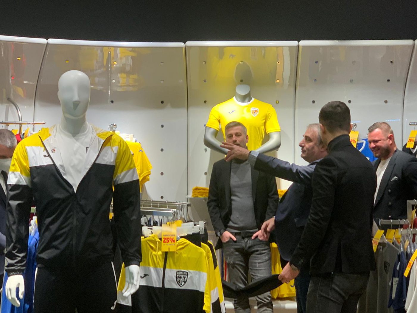 Glume între angajații FRF la inaugurarea magazinului propriu! Cum s-a distrat Edi Iordănescu pe seama lui Stoichiță: „Nea Mihai, ia ce vrei” | FOTO & VIDEO