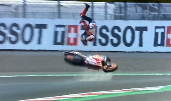 Imagini cutremurătoare! Accident grav pentru Marc Marquez în Moto GP şi nu va lua startul în cursa din Indonezia: s-a rostogolit de mai multe ori și a suferit un traumatism cranian | VIDEO