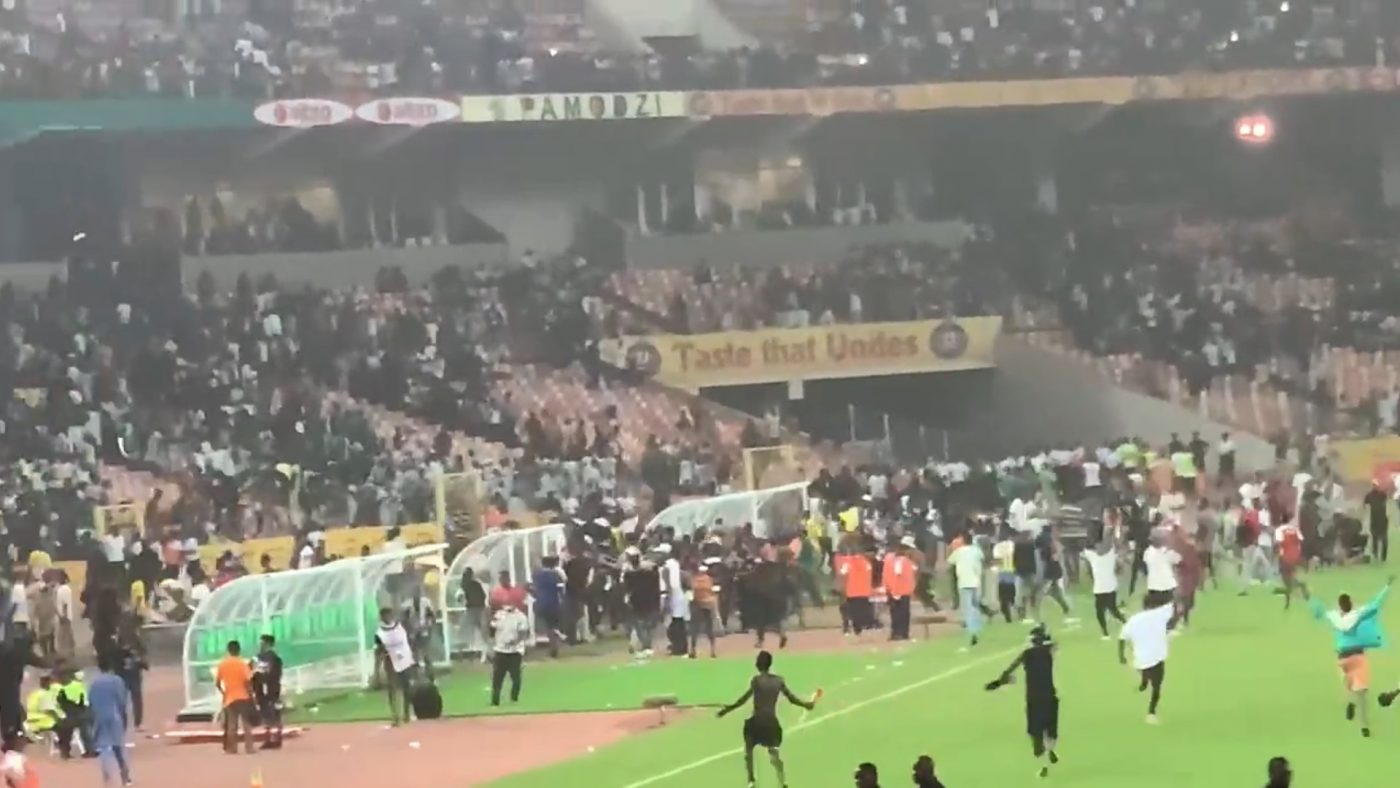 Suporterii au distrus tot ce le-a ieșit în cale după ce Nigeria a ratat calificarea la Cupa Mondială! Scene incredibile petrecute după fluierul de final | VIDEO