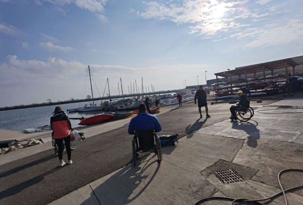 Veste importantă pentru persoanele cu dizabilități: Pot practica paracanoe în România. „Accesibilizăm și lacurile, astfel încât ei să poată vâsli independent”!