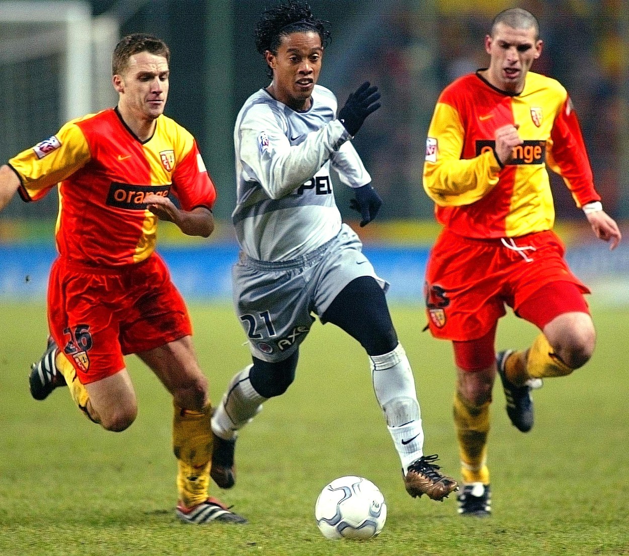 Ronaldinho s-a întors pe teren, la 42 de ani, și a glumit cu arbitrul partidei în care a jucat! VIDEO