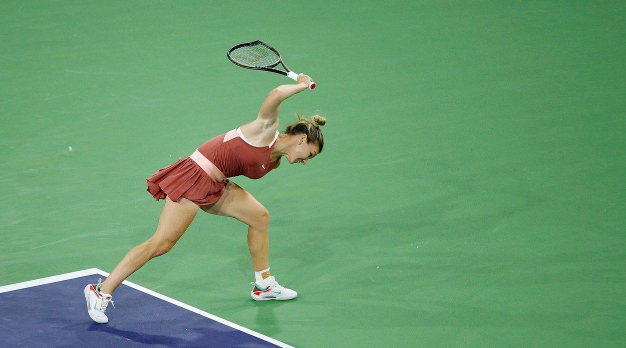 Simona Halep, reacție de o violență extremă într-un moment crucial al semifinalei cu Iga Swiatek de la Indian Wells! Arbitrul a sancționat-o imediat pe româncă | VIDEO
