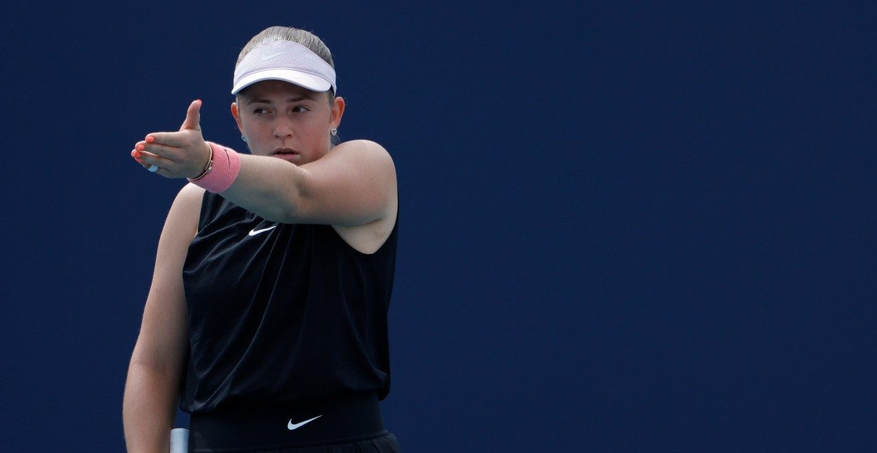 Jelena Ostapenko nu a acceptat înfrângerea de la Miami și a oferit un nou moment controversat! Ce i-a reproșat adversarei când s-au întâlnit la fileu | VIDEO