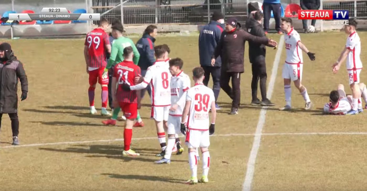 Scandal imens la derby-ul Steaua – Dinamo! Jucătorii celor două rivale s-au luat la bătaie în partida din Liga Elitelor, iar un suporter a ajuns pe teren. Fiul lui Narcis Răducan a adus victoria | VIDEO