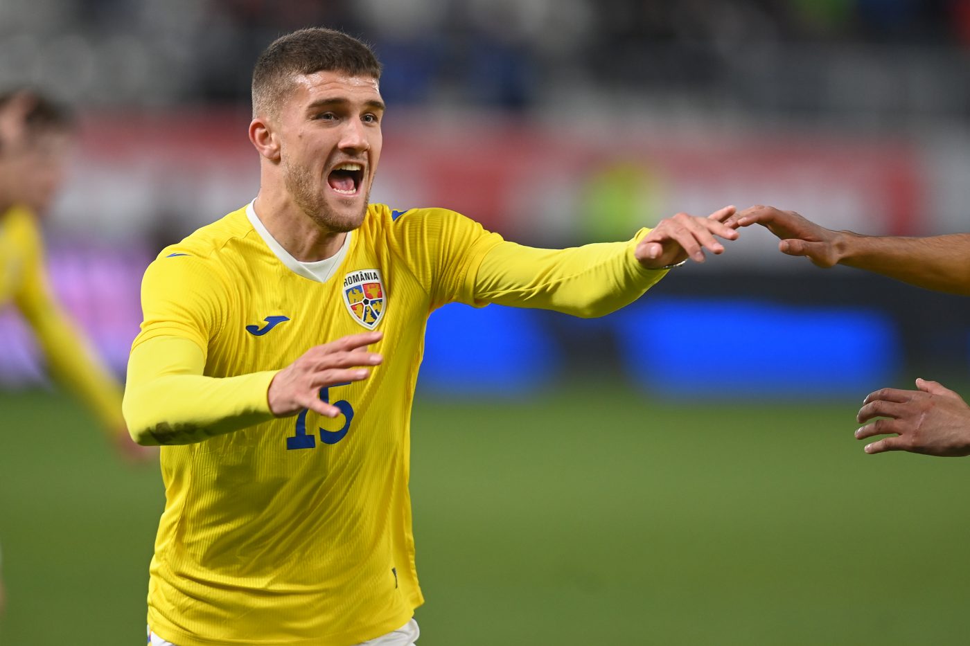 Fotbalistul care a impresionat la națională, deși nu joacă în Liga 1. Italia l-a crescut, dar a visat doar la tricoul lui Mutu: „Mama muncea ca «badanta» în Italia. I-a fost greu să ne întrețină” | EXCLUSIV