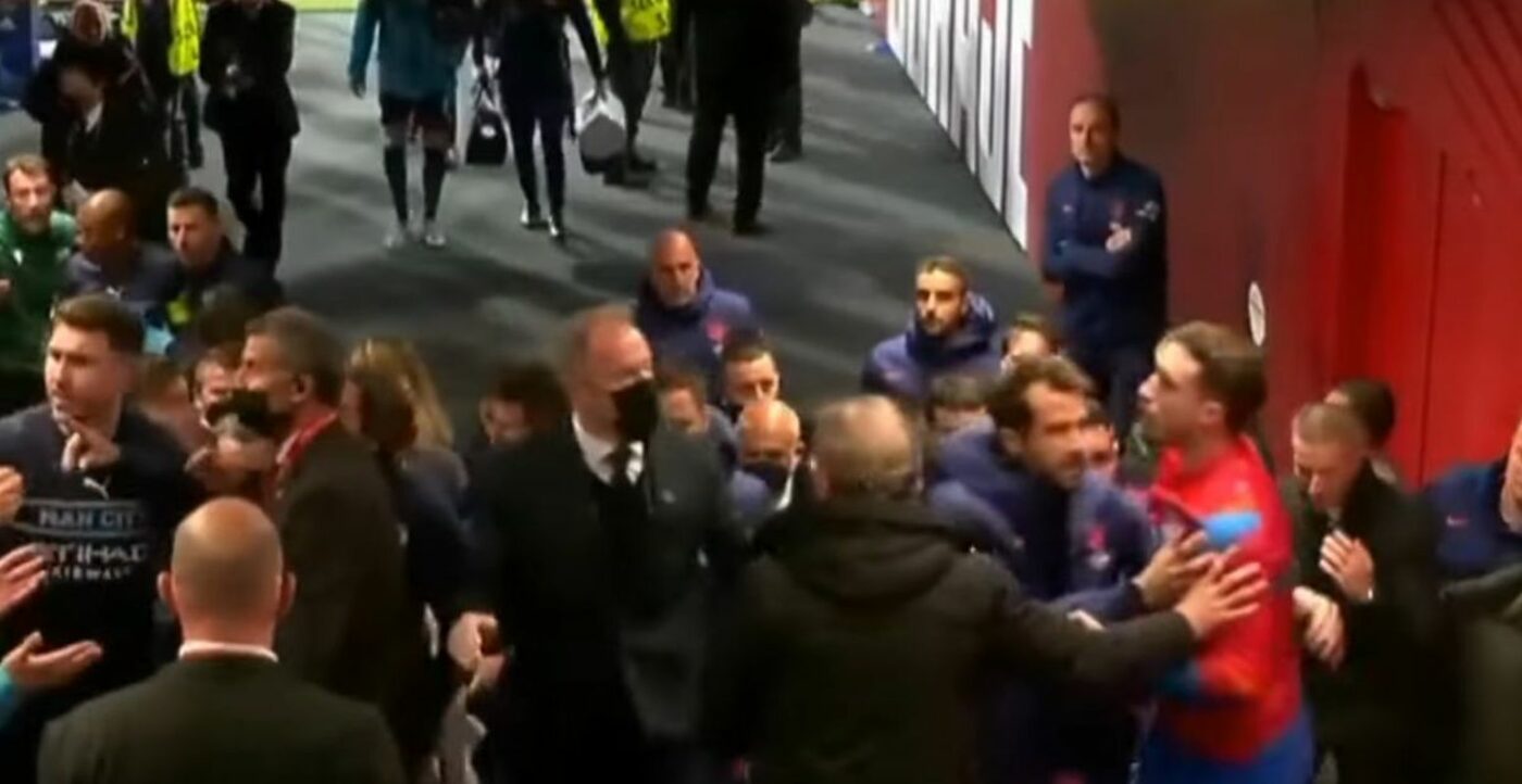 Bătaia pe tunelul de la vestiare între fotbaliștii lui Atletico și cei ai lui Manchester City: croatul Vrsaljko a sărit la Walker, iar Savic la Grealish! Poliția a intervenit, dar scenele uluitoare fac înconjurul lumii