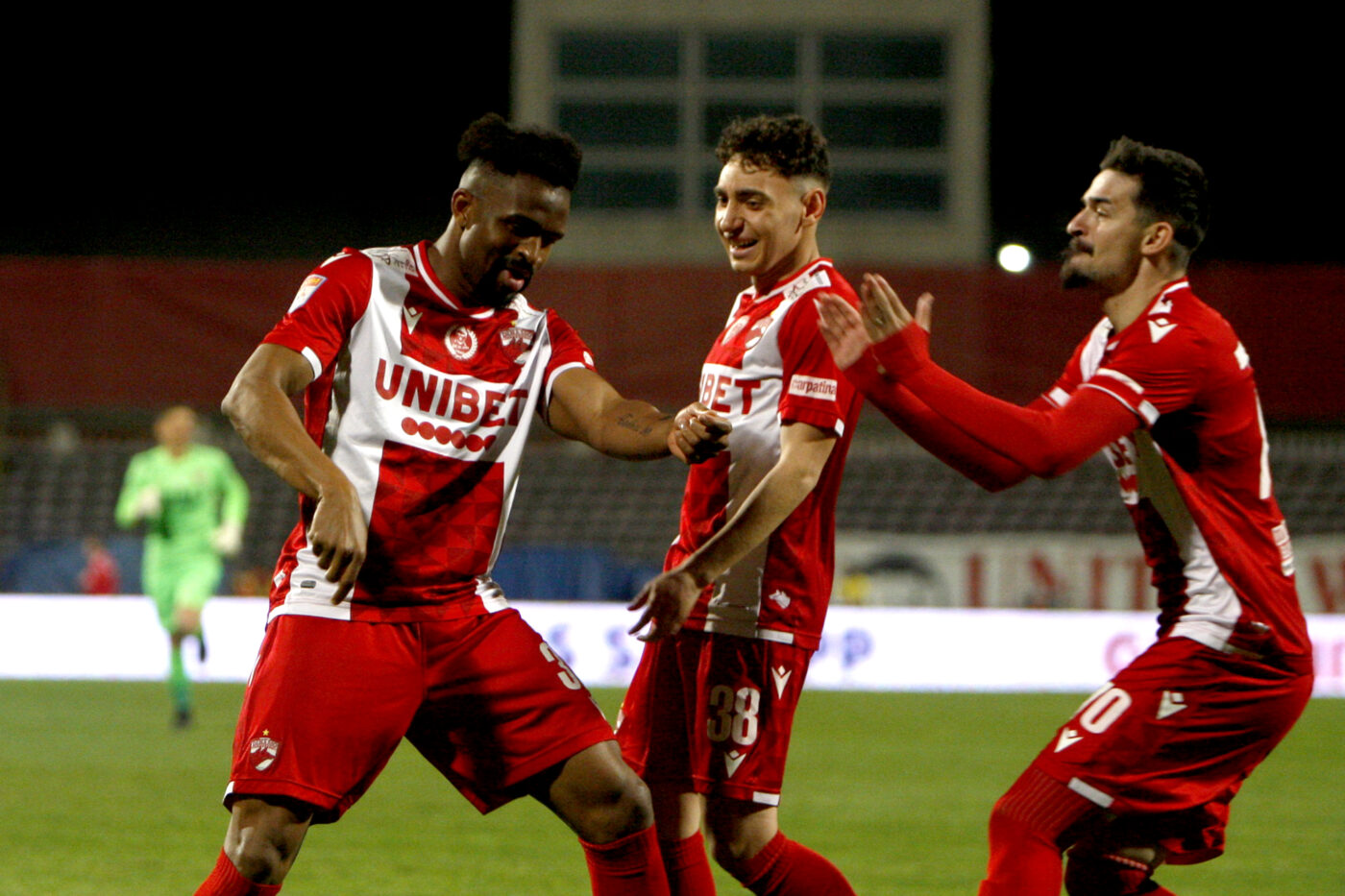 Liga 1: Meci de totul sau nimic pentru „câini” » CS Mioveni – Dinamo se joacă și la pariuri »»