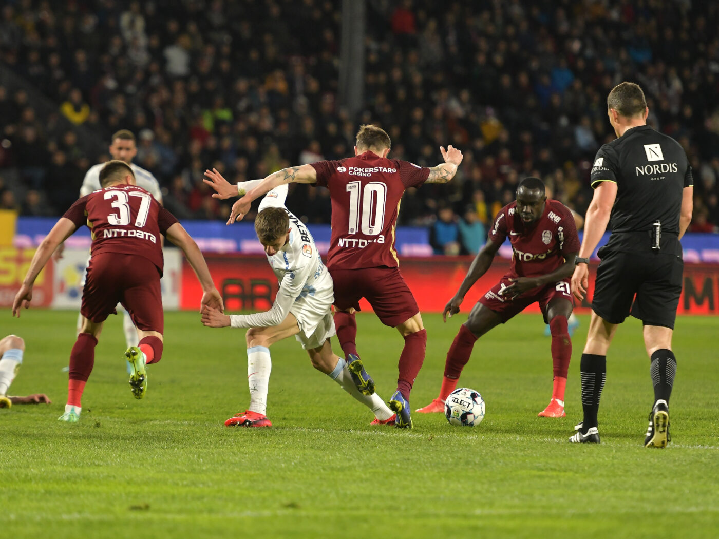 Toate calculele în lupta nebună pentru titlu între CFR Cluj și FCSB! Unde se mai pot încurca echipele lui Neluțu Varga și Gigi Becali până la finala Ligii 1, care se poate juca pe stadionul Ghencea, cu trofeul de campioană pe masă! | SPECIAL