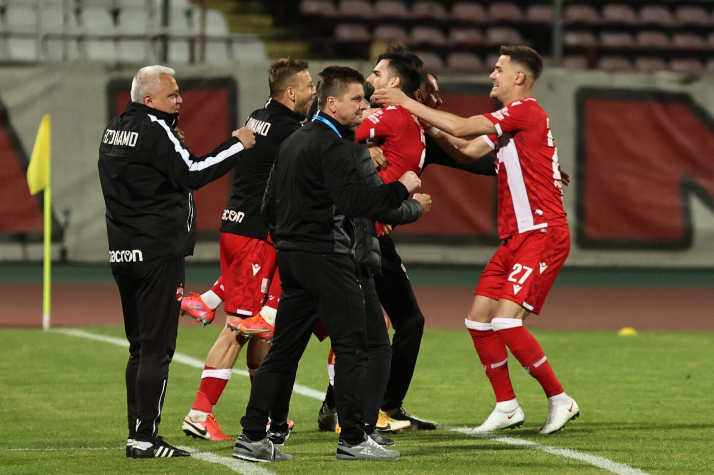 Fotbaliștii lui Dinamo, făcuți praf după contraperformanța realizată în sezonul recent încheiat: „Au jucat trei meciuri, șase dușuri și acum dau vina pe antrenor!” | EXCLUSIV ProSport Live