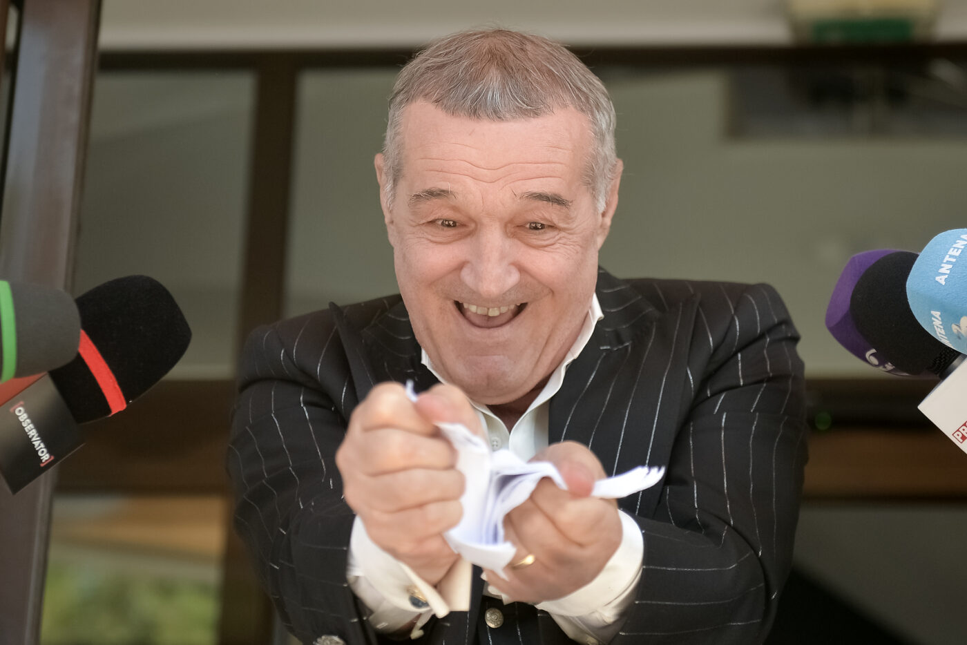 Gigi Becali nu înțelege de ce s-a mai votat pentru șefia FRF: „Aștia nu sunt oameni. Mi-e și rușine!”