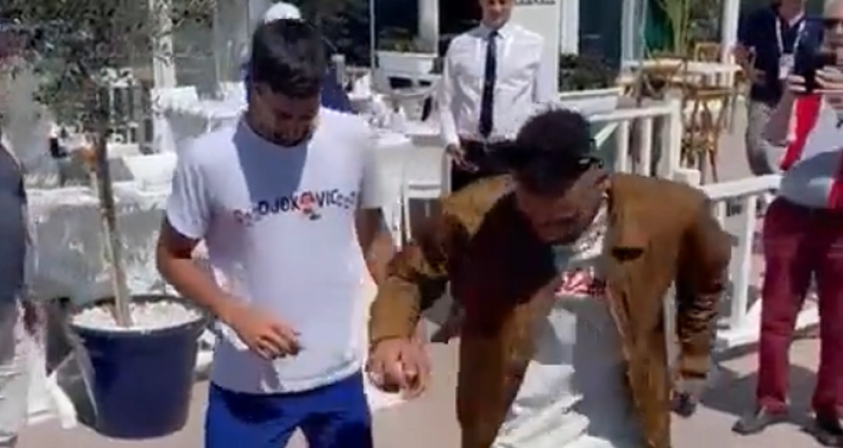 Imagini geniale la Monte Carlo! Novak Djokovic, Neymar și Marco Verratti s-au întrecut în jonglerii cu mingea de fotbal, iar curioșii s-au strâns ca la urs | VIDEO