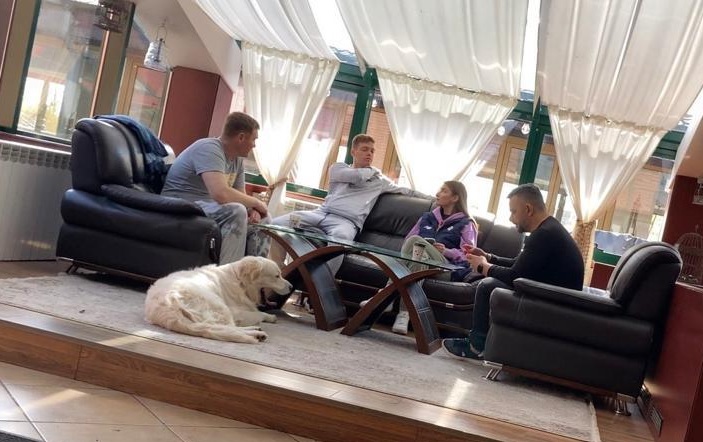 Viktor Tsygankov, cel mai scump fotbalist din lotul lui Dinamo Kiev, e deja la București! A venit cu toată familia, dar și cu cățelul său | VIDEO EXCLUSIV