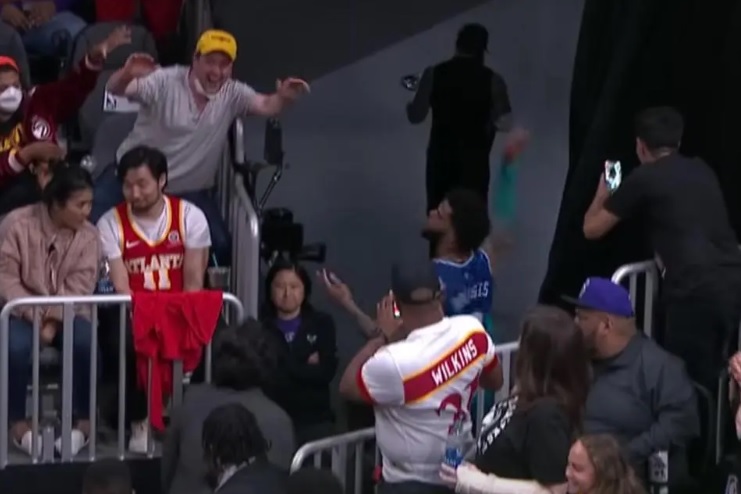 Jucător din NBA şi-a aruncat, de nervi, proteza dentară într-un spectator din tribună! Ce amendă a primit | VIDEO