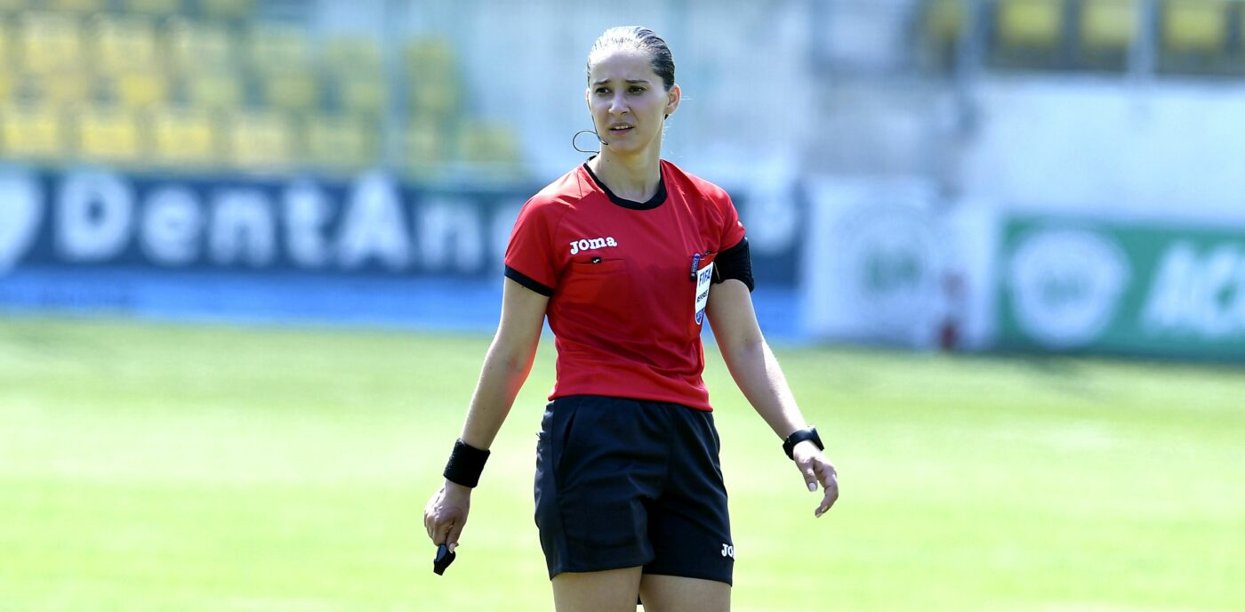Cine este Iuliana Demetrescu, arbitrul care va conduce meciul Rapidului din Liga 1! Cum arată și cum a ajuns în Elite, categoria de top a celor de la FIFA! | GALERIE FOTO