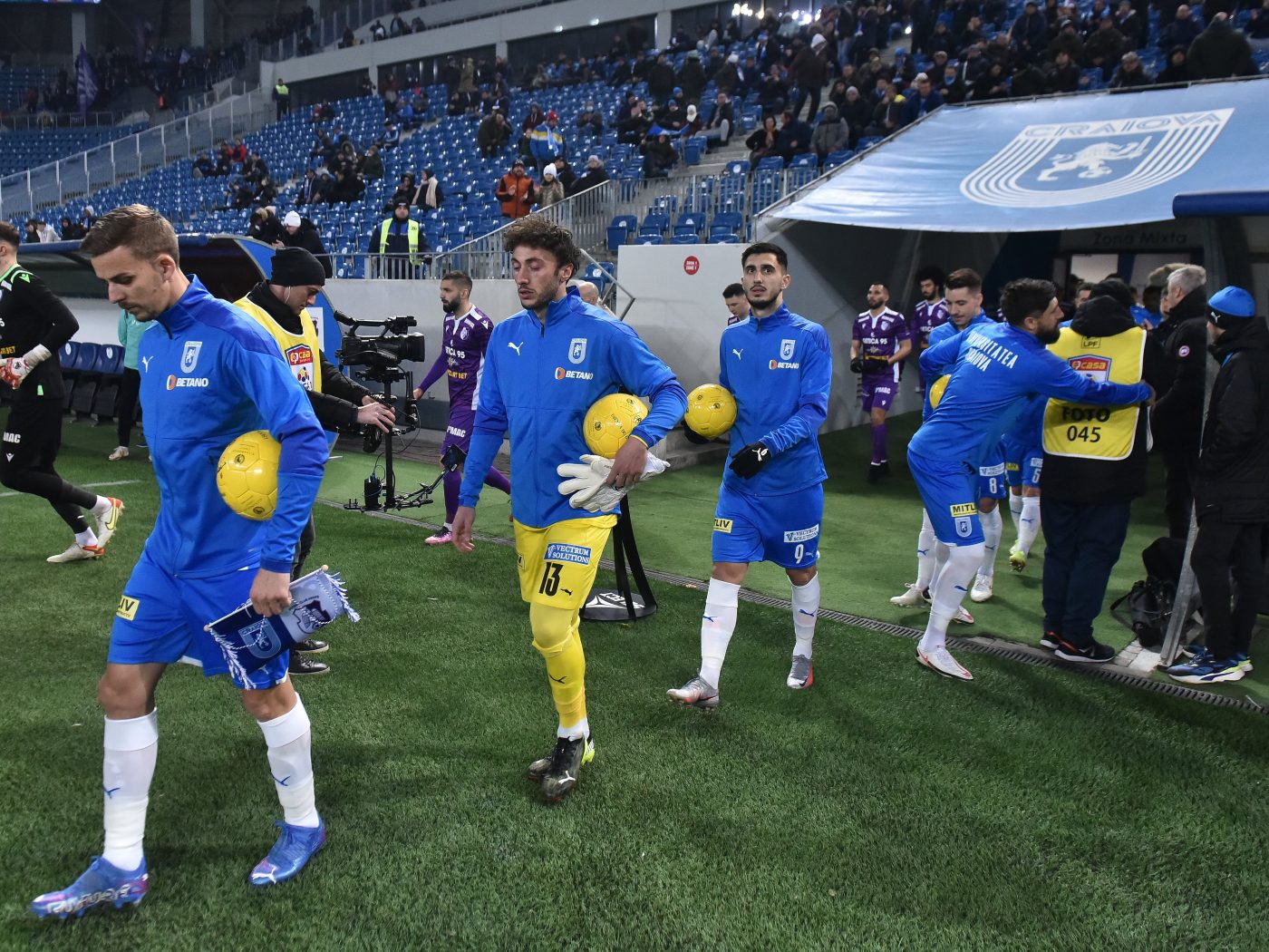 FCSB este ca și ieșită din cursa pentru titlu, dar poate pierde și locul 2! Jucătorii de la Universitatea Craiova anunță asaltul: „Încercăm să îi prindem din urmă! Sperăm că vor face pași greșiți”