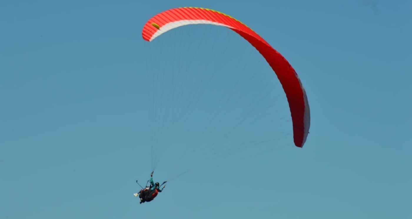 Parapantiști din mai multe țări promit spectacol pe cerul Brașovului, la PWC Skydreamers Open. Toma Coconea, invitat special 