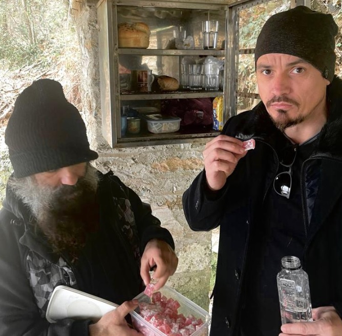 S-a întors cu fața spre Dumnezeu, dar a dat de Gigi Becali! Petre Kondrat, antrenorul de canoe care a trăit o experiență unică la Muntele Athos | SPECIAL