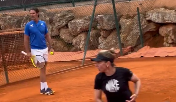 Ce a pus-o Patrick Mouratoglou pe Simona Halep să facă la primul antrenament de când au devenit parteneri! Au fost filmați pe ascuns de un tânăr, care a și făcut imaginile publice | VIDEO
