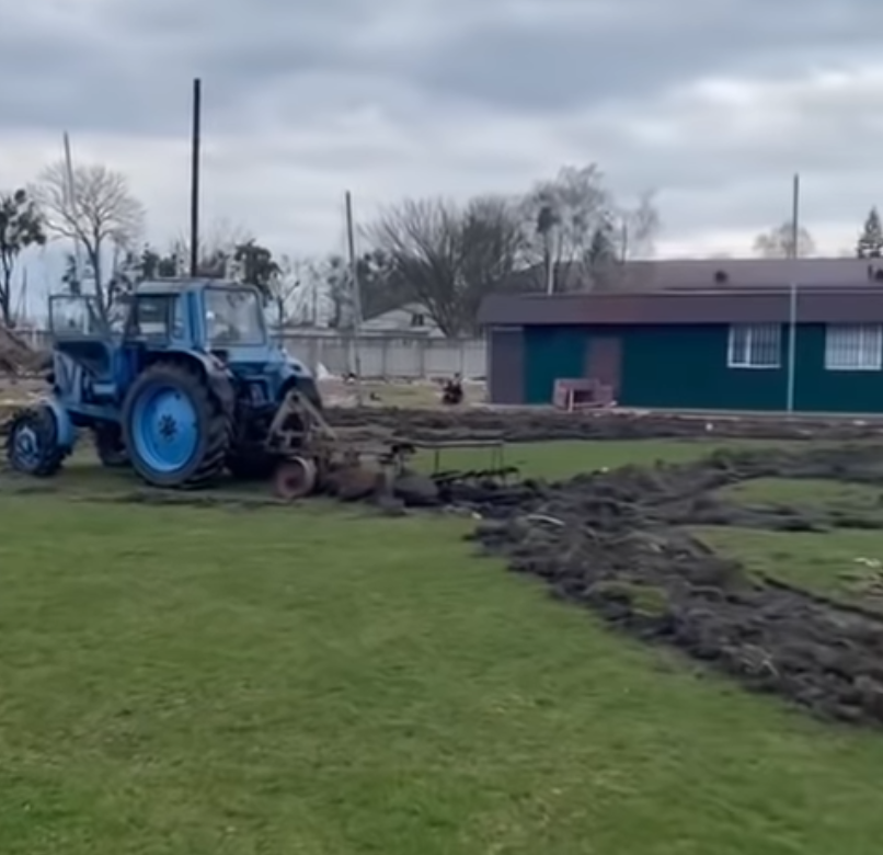 S-au făcut de râs: soldații ruși au vrut să scrie litera Z pe un teren de fotbal din Ucraina! Au luat tractorul, iar ce a ieșit a devenit viral în întreaga lume | VIDEO