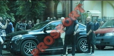 Imagini fabuloase cu Gigi Becali: a fost păzit ca un șef de stat de gărzile de corp, iar plata s-a făcut în fața limuzinei! Miliardarul și-a „onorat” bodyguarzii „pe vechi”, cu cash la purtător | VIDEO EXCLUSIV
