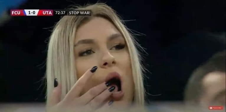 Tânăra care a pus pe jar imaginația fanilor la meciul FC U Craiova 1948 – UTA Arad. Frumoasa olteancă a făcut spectacol în tribune | FOTO