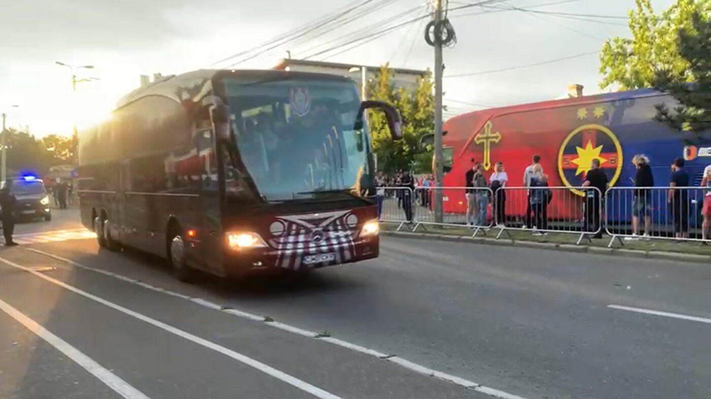 Galeria FCSB, răzbunare cruntă la Buzău: fanii i-au apostrofat pe jucătorii CFR, l-au înjurat pe Dan Petrescu și i-au strigat numele lui Radu Niculescu, fostul fotbalist de la FC Național cu care „Bursucul” se află în război de câteva decenii! VIDEO