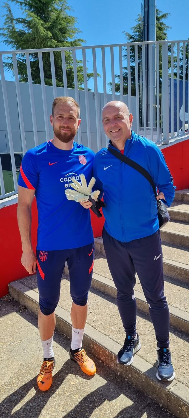 Portarul român fără o mână, care a făcut înconjurul presei mondiale, a ajuns la Atletico Madrid! Întâlnire-șoc cu Jan Oblak: gest superb al slovenului