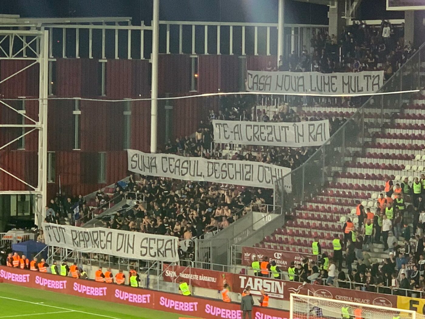 Scandal între ultrași la Rapid – FC U Craiova! Oltenii au aruncat cu torțe în giuleșteni. Apoi a urmat un „război” al bannerelor | GALERIE FOTO