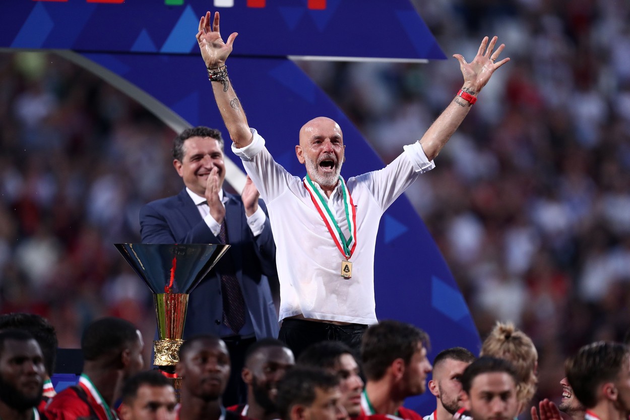 Antrenorul lui AC Milan a rămas fără medalia de campion! Un suporter i-a furat-o, iar Stefano Pioli a rămas fără cuvinte: „Este singura pe care o am!”