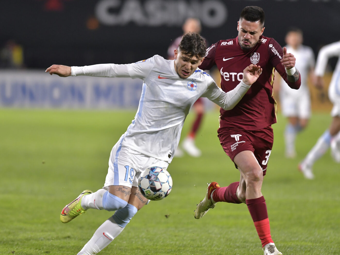 Toate calculele în lupta dintre FCSB și CFR Cluj pentru titlul de campioană a Ligii 1: în ce meciuri mai pot echipele lui Gigi Becali și Neluțu Varga să facă pași greșiți! Programul ultimelor trei etape | SPECIAL