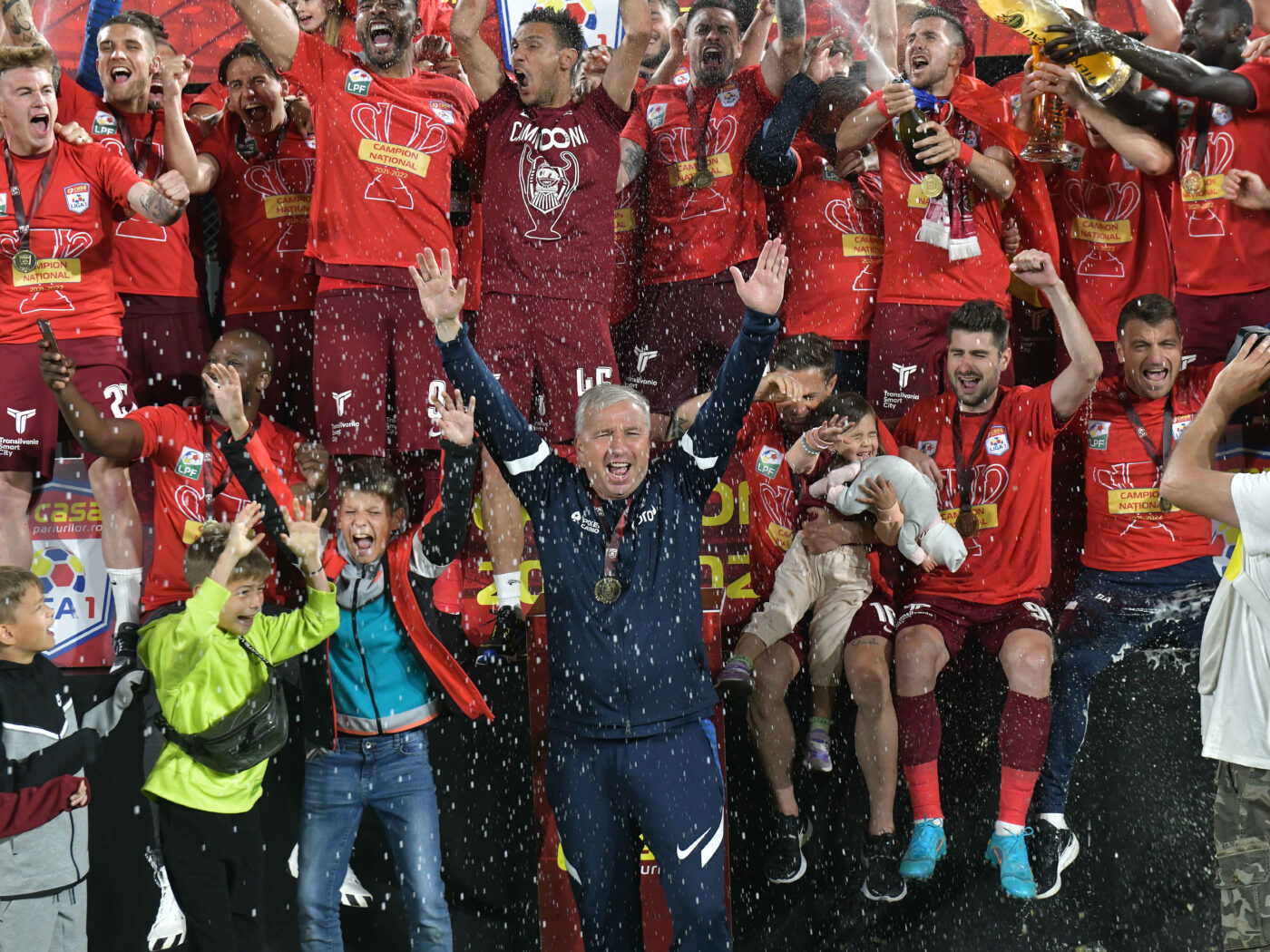 Dan Petrescu așa cum nu l-ai mai văzut niciodată. A luat microfonul și a început să cânte. Ce melodie a ales | VIDEO