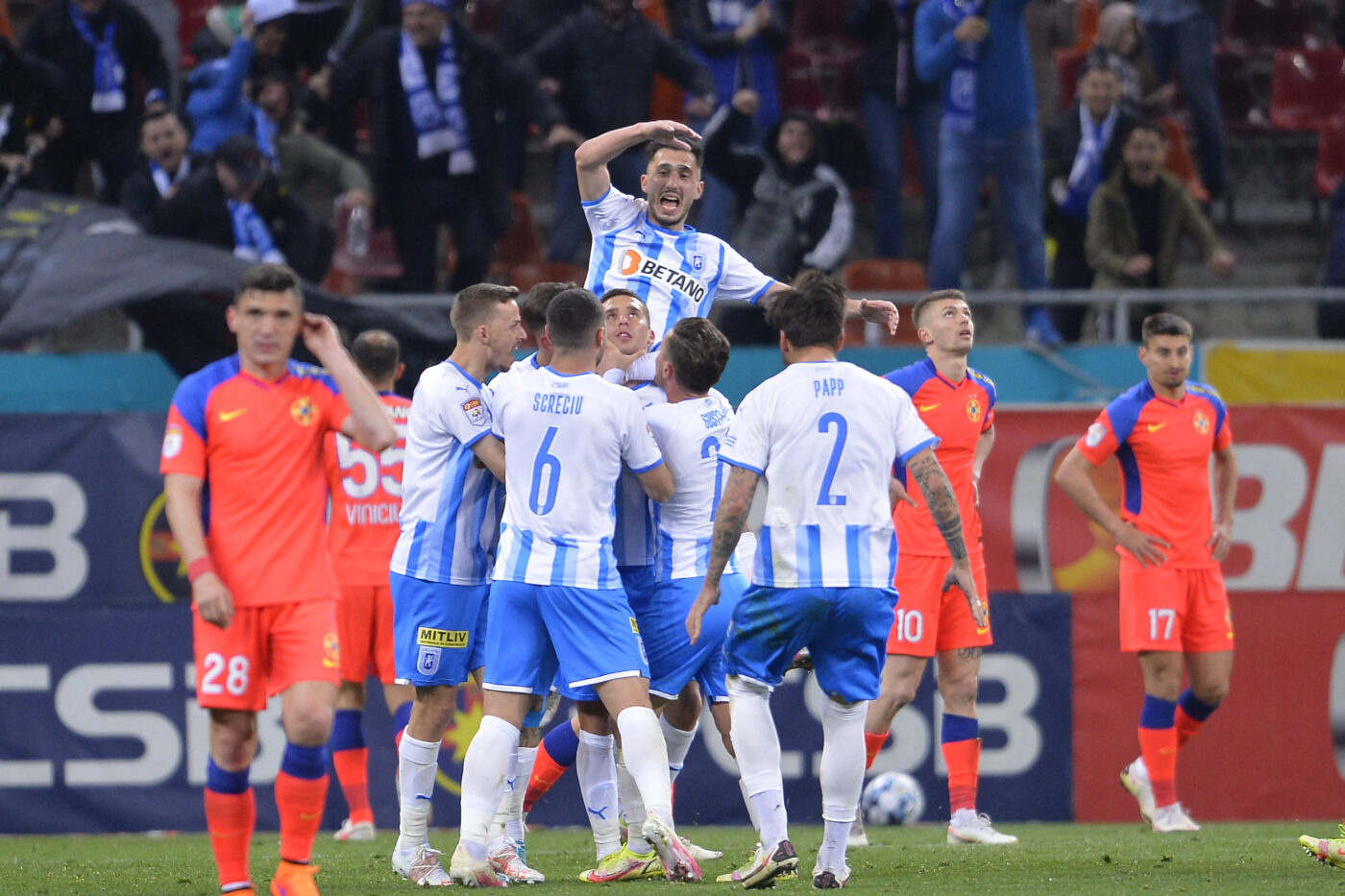 Fotbaliștii lui Laurențiu Reghecampf dau lovitura cu o victorie pe „Ion Oblemenco”! Ce prime încasează jucătorii Universității Craiova dacă o înving pe FCSB
