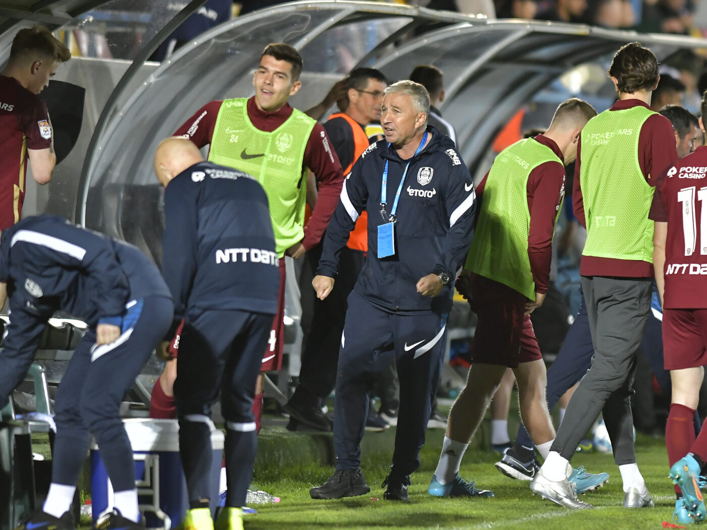 Dan Petrescu a cedat nervos la pauza meciului CFR – Farul 1-0! Reacția dură la adresa jucătorilor. „Sunteți penibili! V-aș scoate pe toți!”