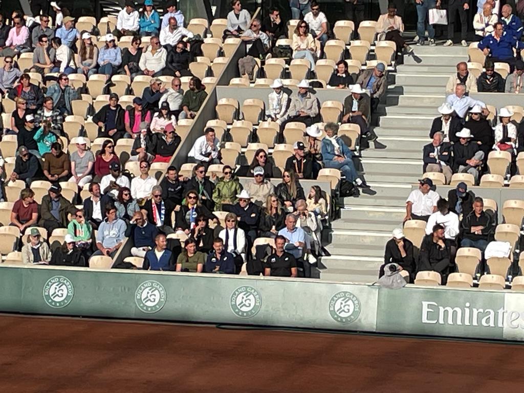 Emoții la maximum la meciul Simonei Halep! Cum au trăit părinții româncei și celelalte vedete victoria cu emoții din primul tur de la Roland Garros | FOTO
