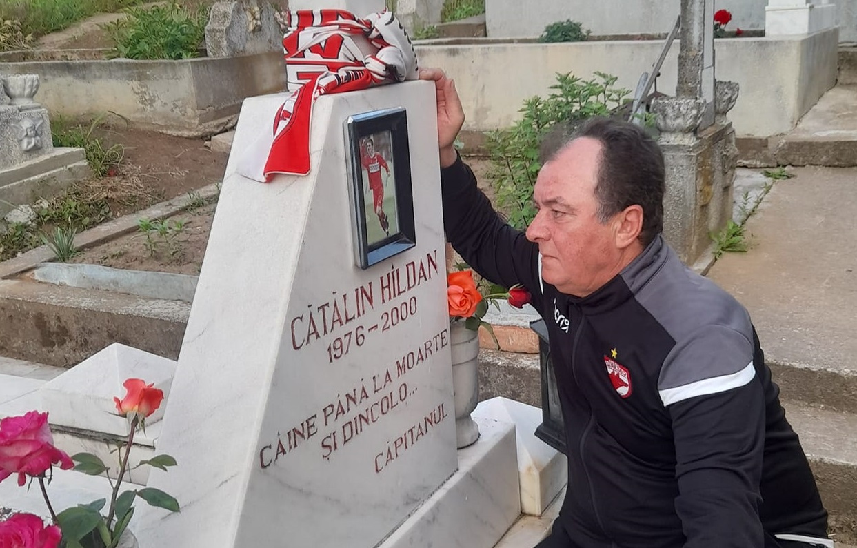Gest emoționant făcut de doi suporteri dinamoviști! În lacrimi, fanii au mers după retrogradare la mormântul lui Cătălin Hîldan: „Am venit să-mi cer scuze!” | FOTO