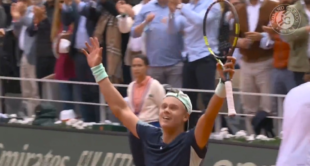 Prima „bombă” pe tabloul masculin de la Roland Garros! Tânărul sfătuit de Patrick Mouratoglou l-a eliminat pe Stefanos Tsitsipas | VIDEO