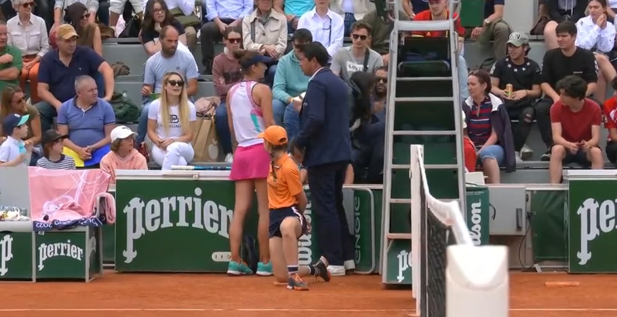Irina Begu, la un pas de descalificare la Roland Garros! Incident incredibil: românca a lovit cu racheta un spectator