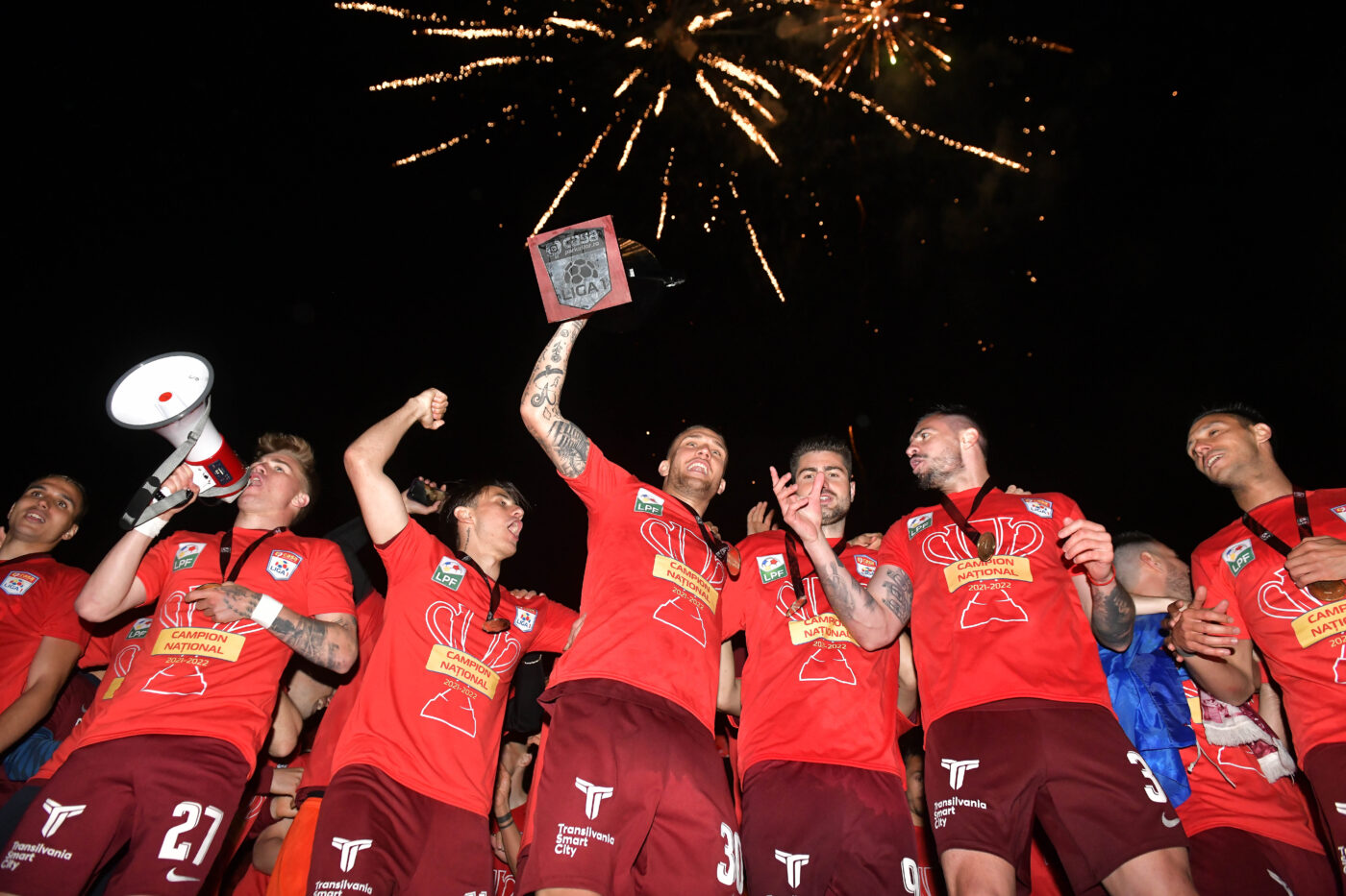 Dinu Gheorghe le ia apărarea celor de la CFR Cluj, după ce și-au înjurat rivala la petrecerea pentru titlu: „Să îi grațiem pentru chestia asta și să apreciem titlul câștigat” | VIDEO EXCLUSIV ProSport Live