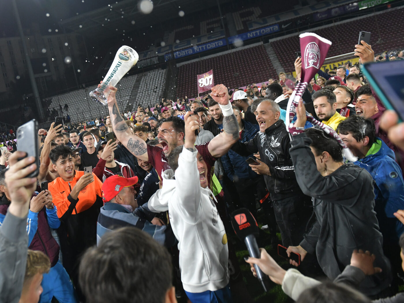 Sărbătoare la Cluj! Jucătorii lui Dan Petrescu au făcut show după ce au câștigat al 5-lea titlu consecutiv | GALERIE FOTO