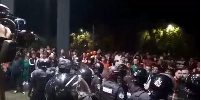 Ultrașii lui Dinamo s-au dus peste jucătorii lui Dusan Uhrin! „Câinii”, amenințați după eșecul cu U Cluj. „Dacă ne băgați în B, vă rupem picioarele!” | VIDEO