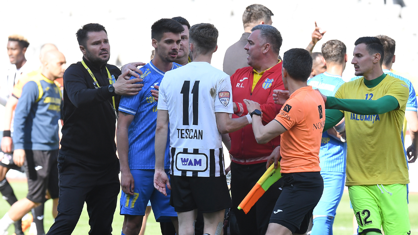 ”Secundul” Viorel Domocoș, singurul sancționat deocamdată după scandalul din finalul jocului ”U” Cluj – Unirea Slobozia 1-2. Jucătorii rămași fără carnetul de joc au dispărut de pe ordinea de zi a comisiei FRF